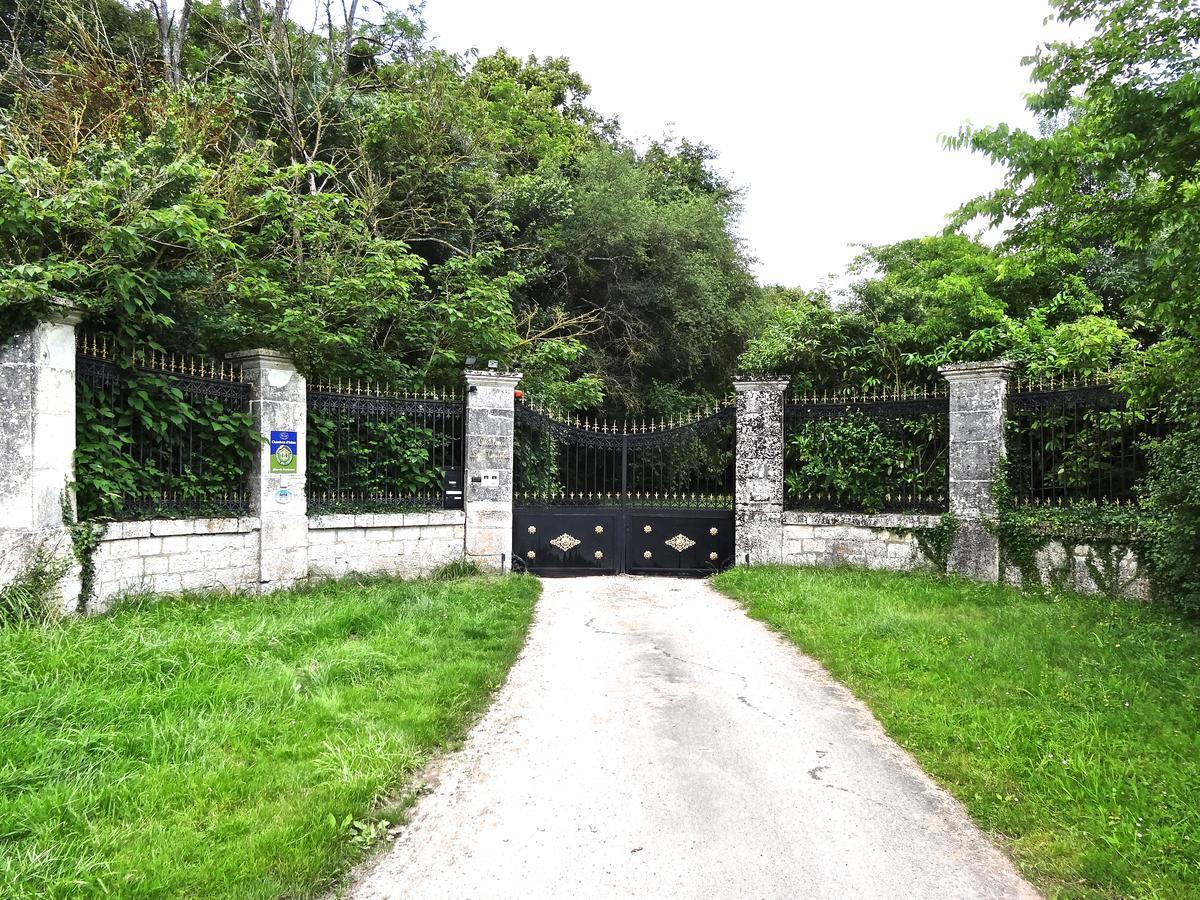 Château Les Vallées Tournon-Saint-Pierre Esterno foto