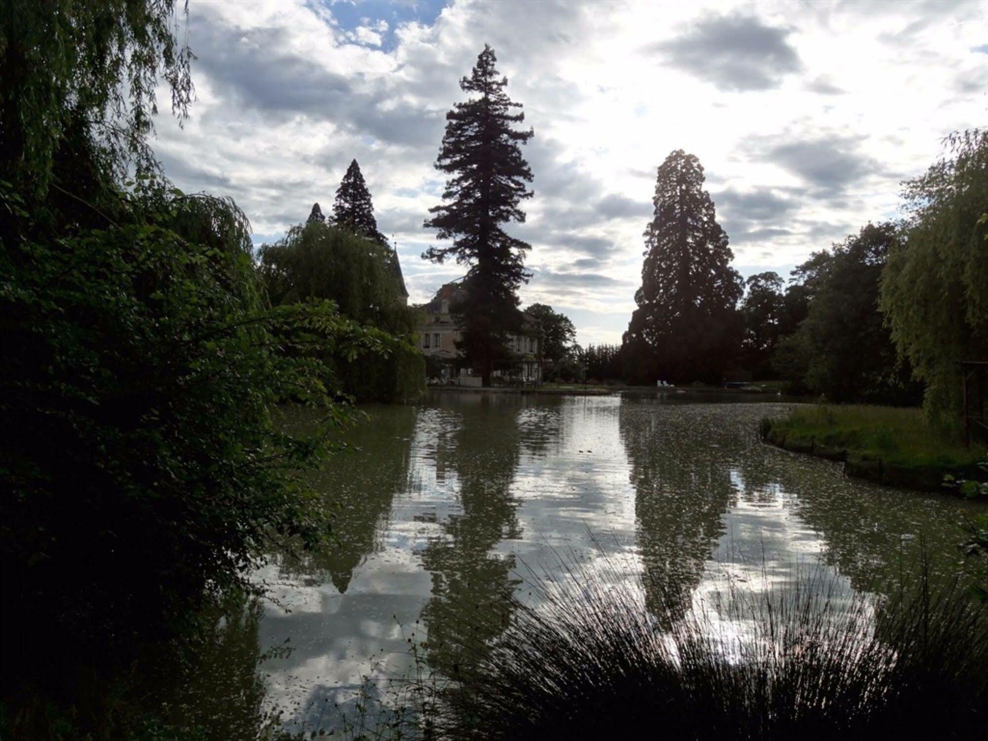 Château Les Vallées Tournon-Saint-Pierre Esterno foto